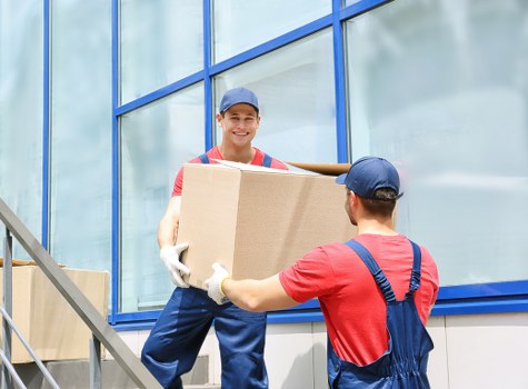 Professional loading and unloading support for a Holland Park move